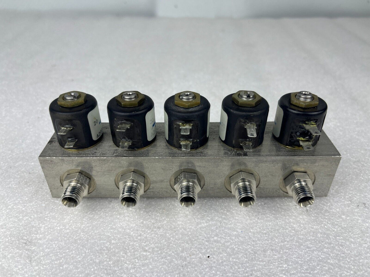 LOT OF 18 PRECISION DYNAMICS SOLENOID VALVES (3 x A2016-S72 & 15 x A2016-S66)