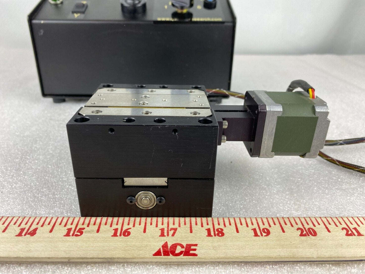 Quater Research Microstepping Controller & Motorized Micropositioner Stage – 3x3 Platform